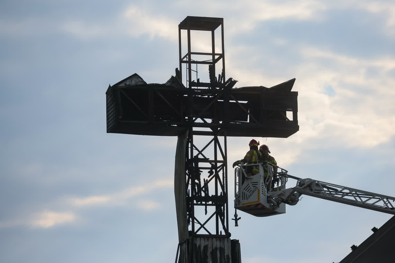 Spłonął krzyż sprzed kościoła na Mokotowie. To przed nim Jan Paweł II odprawił mszę w 1979 r.