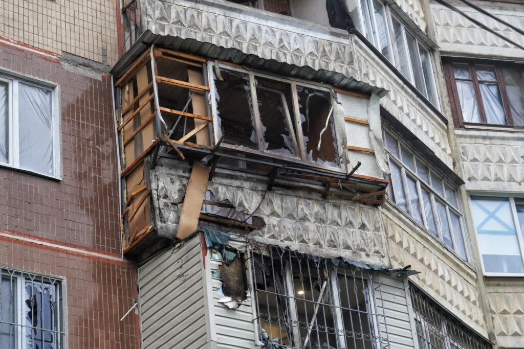 Zniszczenia po rosyjskim ataku rakietowym w Odessie. Fot. PAP/Alena Solomonova