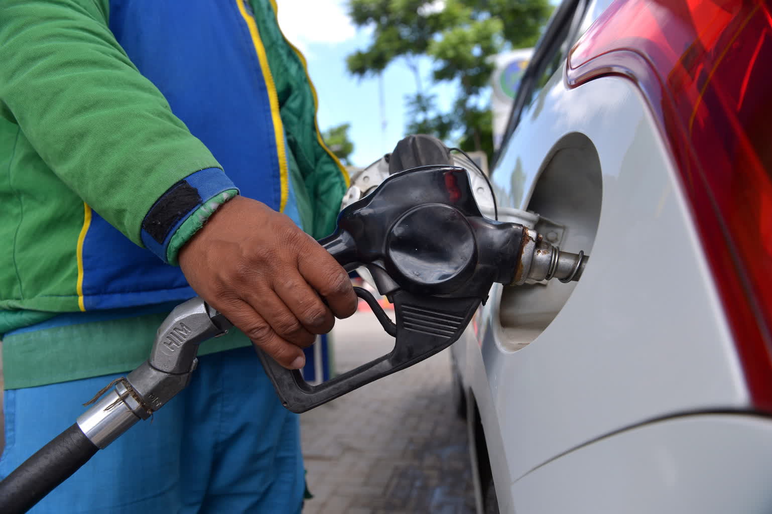 Pięć państw UE chce podatku od nadmiernych zysków firm paliwowych