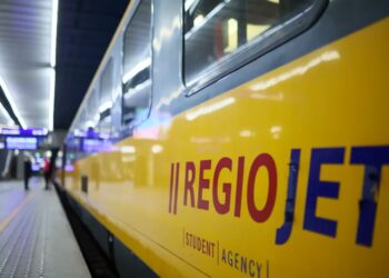 Pociąg przewoźnika RegioJet, zdjęcie ilustracyjne, fot. PAP/Leszek Szymański
