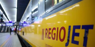 Pociąg przewoźnika RegioJet, zdjęcie ilustracyjne, fot. PAP/Leszek Szymański