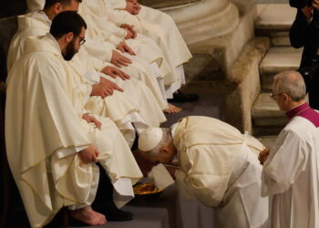 Papież Leon XIV dokonał tradycyjnego obrzędu obmycia nóg. Fot. PAP/EPA/GIUSEPPE LAMI