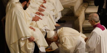 Papież Leon XIV dokonał tradycyjnego obrzędu obmycia nóg. Fot. PAP/EPA/GIUSEPPE LAMI