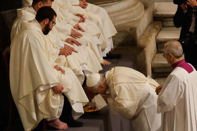 Papież Leon XIV dokonał tradycyjnego obrzędu obmycia nóg. Fot. PAP/EPA/GIUSEPPE LAMI