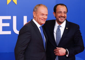 Premier Donald Tusk z prezydentem Cypru Nikosem Christodoulidesem (PAP/EPA/YVES HERMAN / POOL)