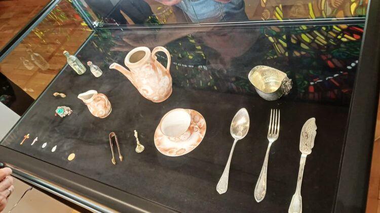 "Skarb" znaleziony w zielonogórskiej Ochli przekazany do Muzeum Ziemi Lubuskiej (fot. Piotr Bakselerowicz)