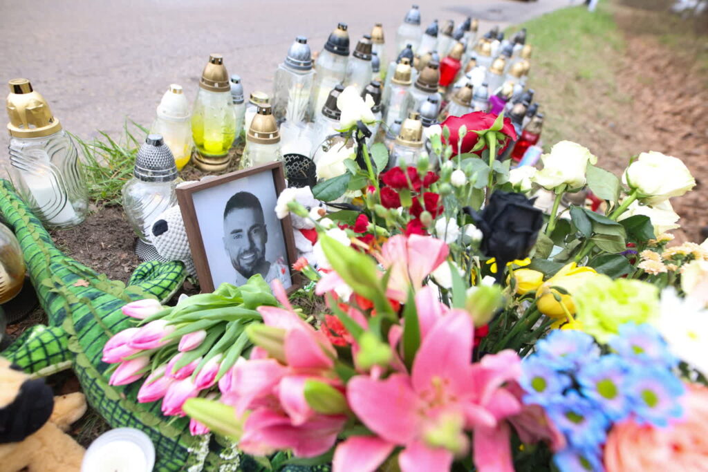 Kwiaty i znicze w miejscu śmiertelnego wypadku posła Łukasza Litewki Fot. PAP/PAP/Art Service