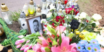 Kwiaty i znicze w miejscu śmiertelnego wypadku posła Łukasza Litewki Fot. PAP/PAP/Art Service