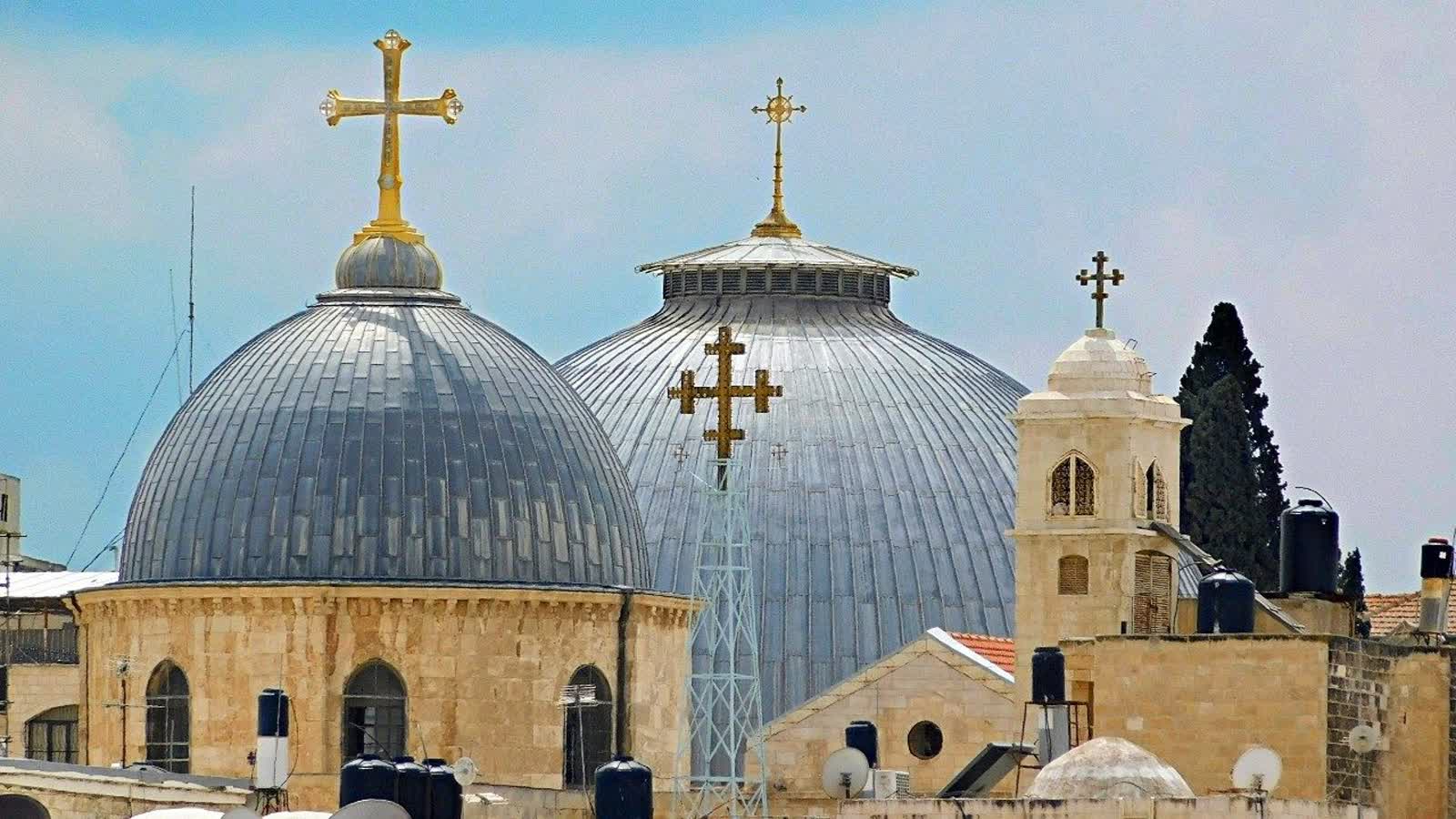 Patriarcha Jerozolimy odprawił mszę bez wiernych w Bazylice Grobu Pańskiego