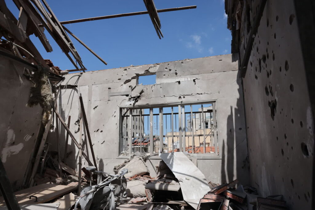 Mieszkanie, w które uderzył irański pocisk rakietowy w Bene Berak w Izraelu. Fot. PAP/EPA/ABIR SULTAN