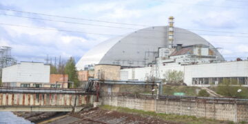 Nowa, bezpieczna kopuła nad czwartym blokiem energetycznym Czarnobylskiej Elektrowni Jądrowej. Fot. PAP/Victor Kovalchuk