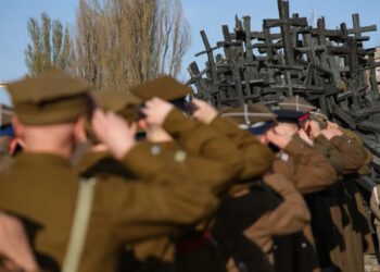 Uczestnicy XVIII Katyńskiego Marszu Cieni przed pomnikiem Poległym i Pomordowanym na Wschodzie. Fot. PAP/ Rafał Guz