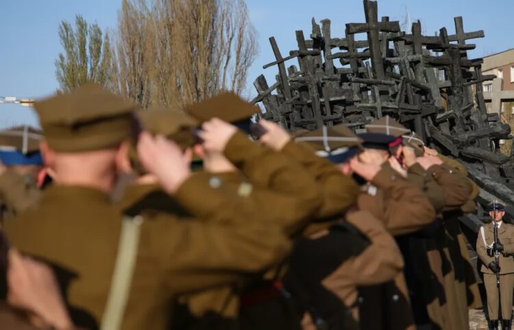 Uczestnicy XVIII Katyńskiego Marszu Cieni przed pomnikiem Poległym i Pomordowanym na Wschodzie. Fot. PAP/ Rafał Guz