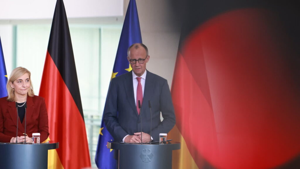 Niemiecki kanclerz Friedrich Merz w towarzystwie ministry zdrowia Niny Warken (PAP/EPA/CLEMENS BILAN)