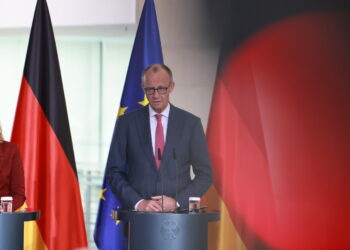 Niemiecki kanclerz Friedrich Merz w towarzystwie ministry zdrowia Niny Warken (PAP/EPA/CLEMENS BILAN)