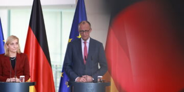 Niemiecki kanclerz Friedrich Merz w towarzystwie ministry zdrowia Niny Warken (PAP/EPA/CLEMENS BILAN)