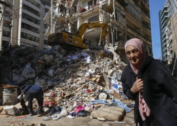 Dzień po izraelskim nalocie na dzielnicę Ain Mreisseh w Bejrucie. Fot. PAP/EPA/WAEL HAMZEH