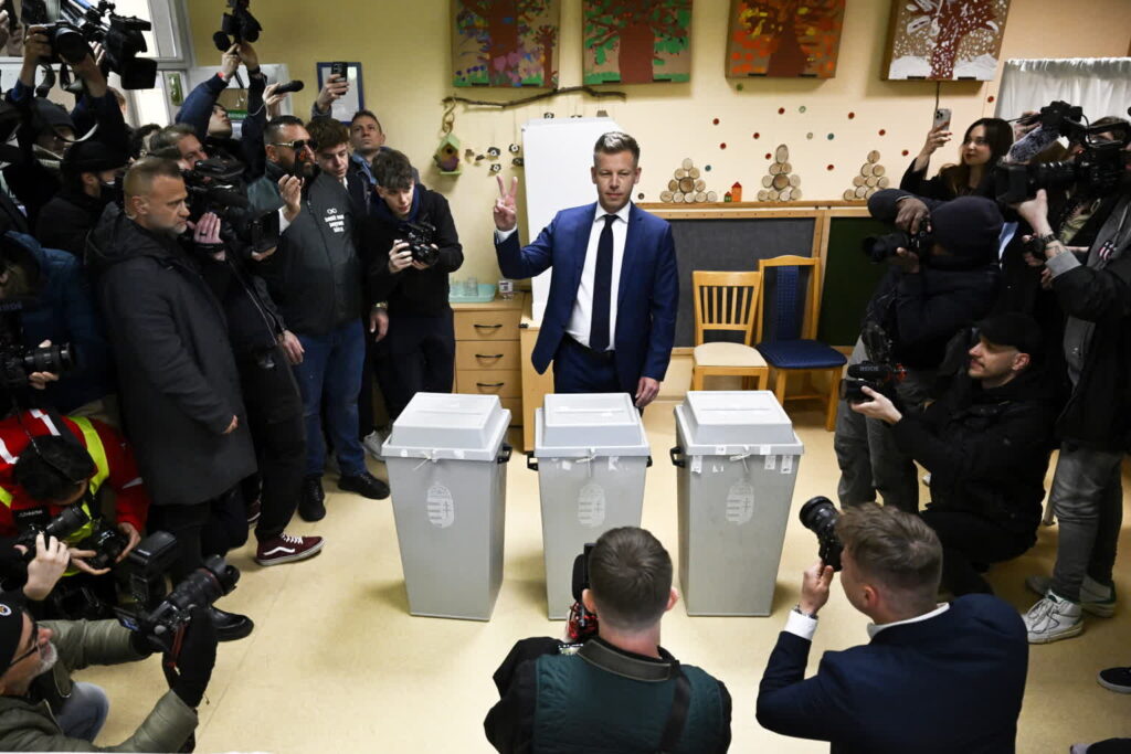 Peter Maqyar przy urnie wyborczej (PAP/EPA/Robert Hegedus)