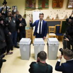 Peter Maqyar przy urnie wyborczej (PAP/EPA/Robert Hegedus)