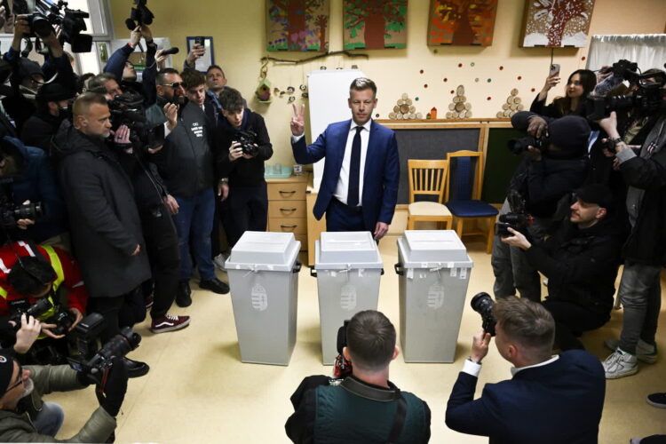 Peter Maqyar przy urnie wyborczej (PAP/EPA/Robert Hegedus)