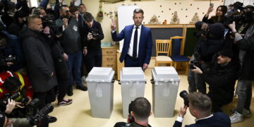 Peter Maqyar przy urnie wyborczej (PAP/EPA/Robert Hegedus)