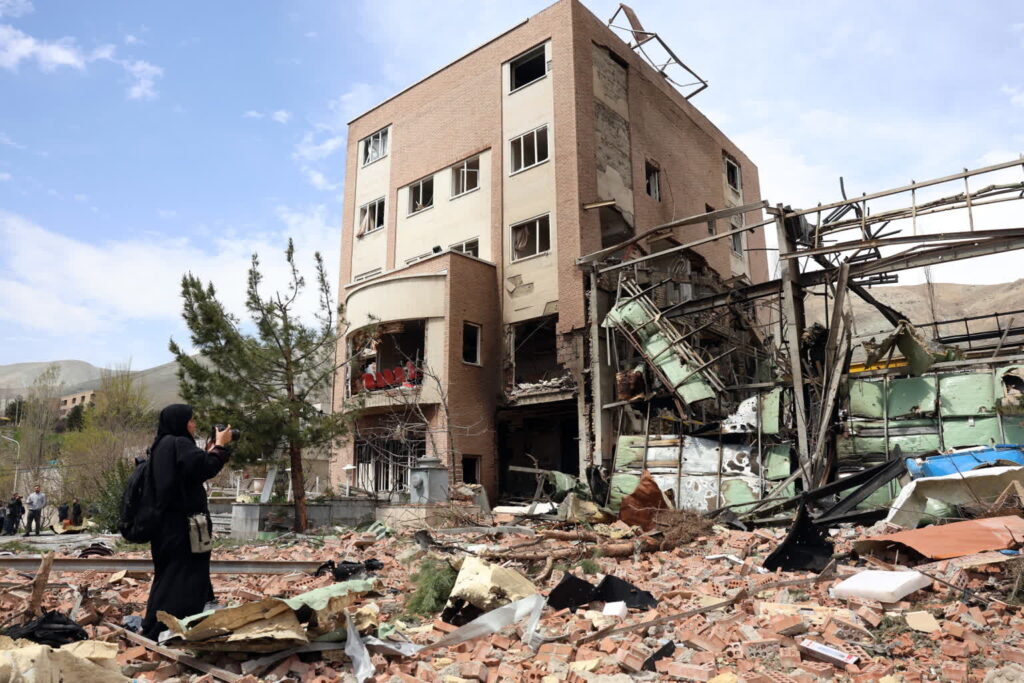 Zniszczenia w Teheranie (PAP/EPA/ABEDIN TAHERKENAREH)