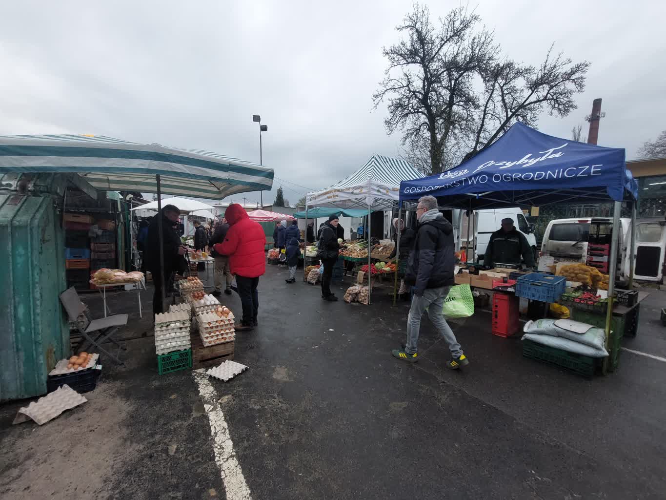 Świąteczne zakupy na targowisku [ZDJĘCIA]