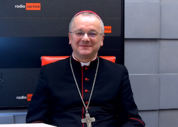 Biskup Tadeusz Lityński w studiu Radia Zachód