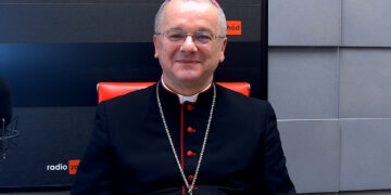 Biskup Tadeusz Lityński w studiu Radia Zachód