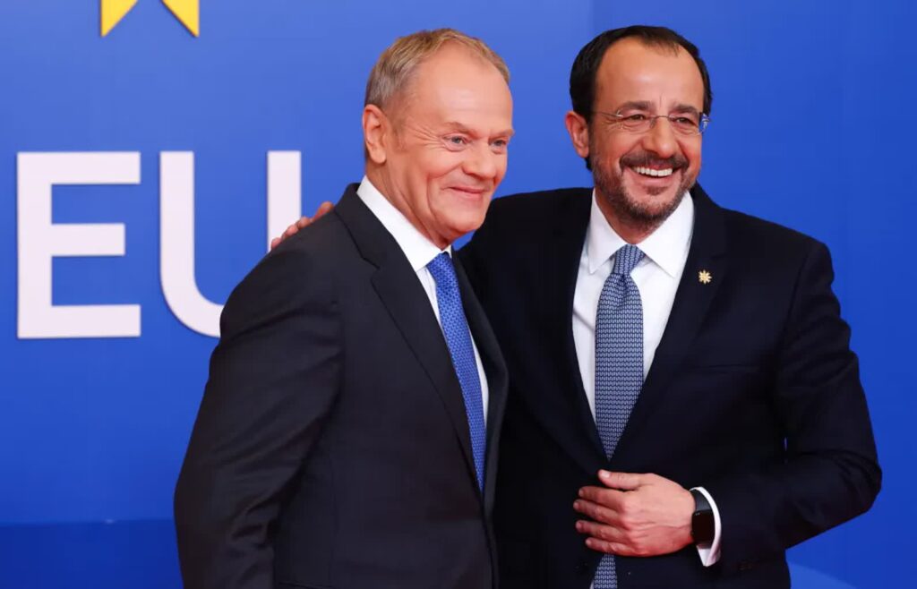 Premier Donald Tusk i prezydent Cypru Nikos Christodoulides. Fot. PAP/EPA/YVES HERMAN / POOL