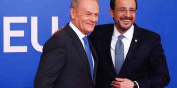 Premier Donald Tusk i prezydent Cypru Nikos Christodoulides. Fot. PAP/EPA/YVES HERMAN / POOL