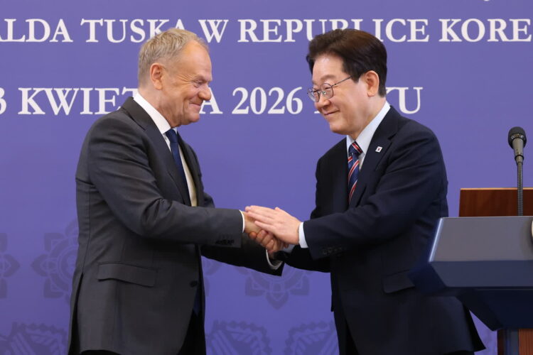 Prezydent Republiki Korei Li Dze Mjung i premier Donald Tusk. Fot. PAP/EPA/Chung Sung-Jun / POOL