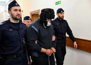 Doprowadzenia Piotra K. (C) na posiedzenie aresztowe Sądu Rejonowego w Słupsku. Fot. PAP/Piotr Kowala