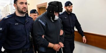 Doprowadzenia Piotra K. (C) na posiedzenie aresztowe Sądu Rejonowego w Słupsku. Fot. PAP/Piotr Kowala