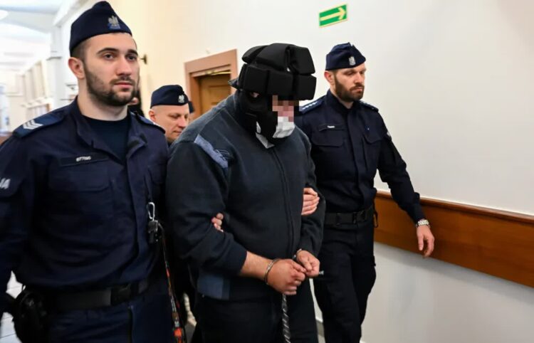 Doprowadzenia Piotra K. (C) na posiedzenie aresztowe Sądu Rejonowego w Słupsku. Fot. PAP/Piotr Kowala