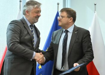 Prezes zarządu spółki Centralny Port Komunikacyjny Filip Czernicki oraz prezes zarządu Agencji Rozwoju Przemysłu S.A. Bartłomiej Babuśka. Fot. PAP/ Piotr Nowak