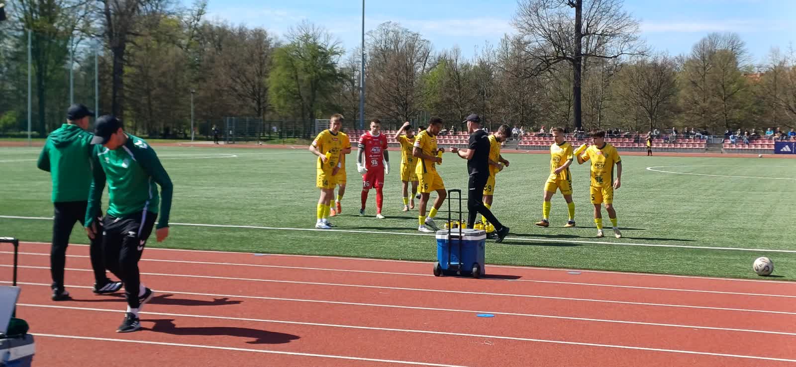 Lechia wygrywa w Legnicy choć przez pół meczu gra w 10, a rywal ma kilka setek!