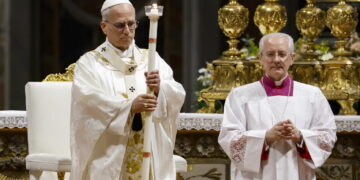 Papież Leon XIV przewodniczy Mszy Świętej Wigilii Paschalnej w Wielką Noc w Bazylice Świętego Piotra w Watykanie. Fot. PAP/EPA/FABIO FRUSTACI