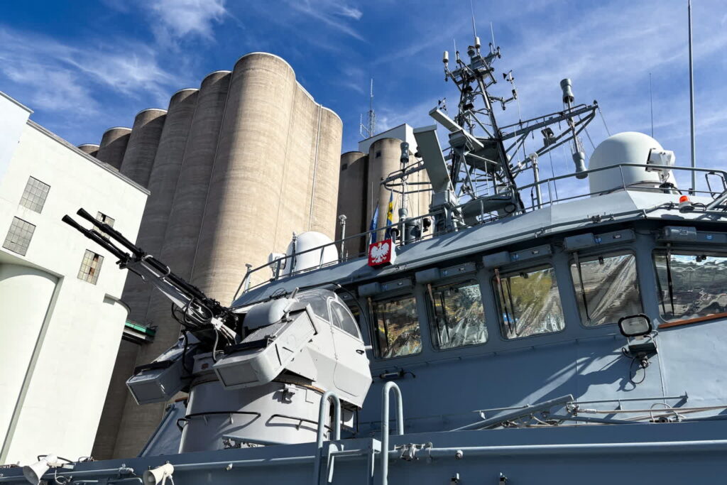 Okręt dowodzenia ORP Kontradmirał Xawery Czernicki zacumowany w porcie Frihamnen w Sztokholmie (PAP/Daniel Zyśk)