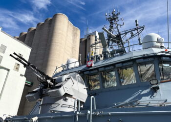 Okręt dowodzenia ORP Kontradmirał Xawery Czernicki zacumowany w porcie Frihamnen w Sztokholmie (PAP/Daniel Zyśk)