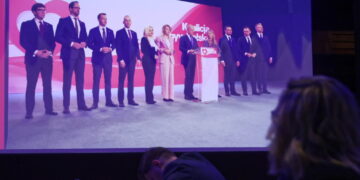 Donald Tusk i dziesiątka polityków KO na wybory. Fot. PAP/Leszek Szymański