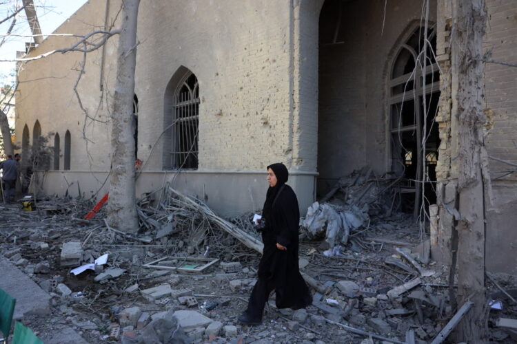 Zniszczony budynek Uniwersytetu Sharif po ataku lotniczym w Teheranie. Fot. PAP/EPA/ABEDIN TAHERKENAREH