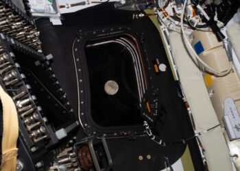 Księżyc zbliżający się do okna statku kosmicznego Orion 6 kwietnia 2026 r., co oznaczało moment, w którym grawitacja Księżyca wywierała na statek kosmiczny większą siłę niż grawitacja Ziemi. Fot. PAP/EPA/NASA/HANDOUT