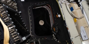 Księżyc zbliżający się do okna statku kosmicznego Orion 6 kwietnia 2026 r., co oznaczało moment, w którym grawitacja Księżyca wywierała na statek kosmiczny większą siłę niż grawitacja Ziemi. Fot. PAP/EPA/NASA/HANDOUT