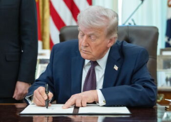 Na zdjęciu Donald Trump (PAP/EPA/AARON SCHWARTZ / POOL)