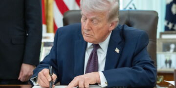 Na zdjęciu Donald Trump (PAP/EPA/AARON SCHWARTZ / POOL)