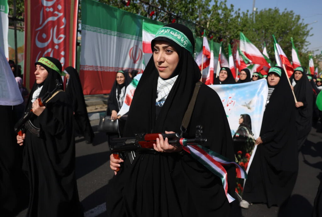 Marsz na ulicach Teheranu (PAP/EPA/ABEDIN TAHERKENAREH)