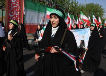 Marsz na ulicach Teheranu (PAP/EPA/ABEDIN TAHERKENAREH)