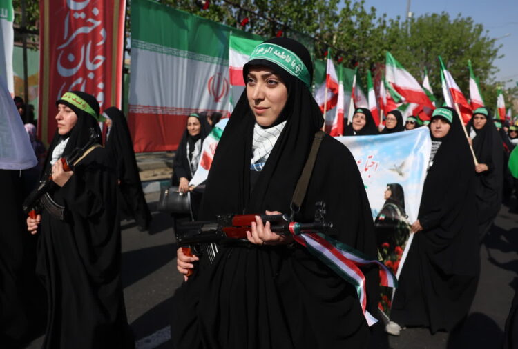 Marsz na ulicach Teheranu (PAP/EPA/ABEDIN TAHERKENAREH)
