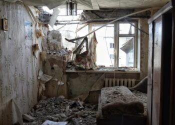 Zniszczenia po rosyjskim ataku Fot. PAP/Alena Solomonova